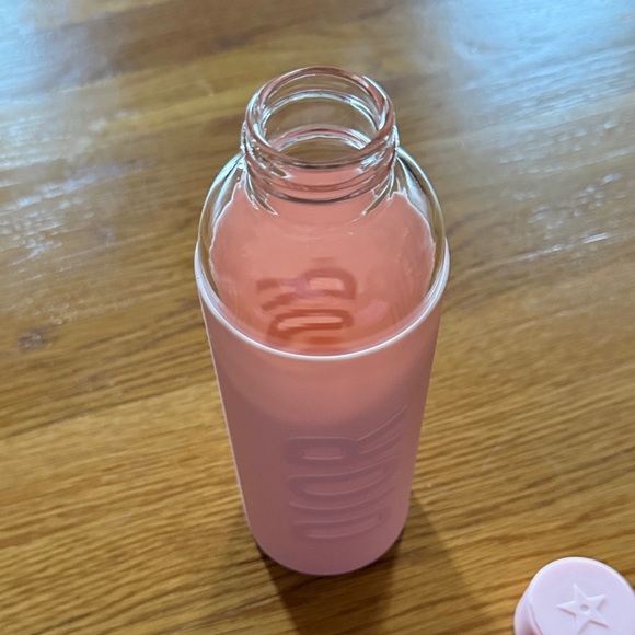 Dior Reusable Pink Travel Bottle ( damaged bottle cap) - Picture 3 of 4